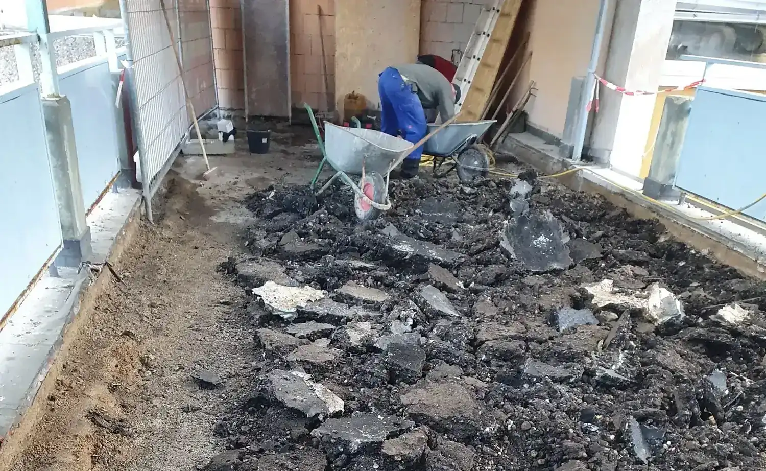 Bodenaufbruch bei der Entkernung im Caritas Foerderzentrum Passau