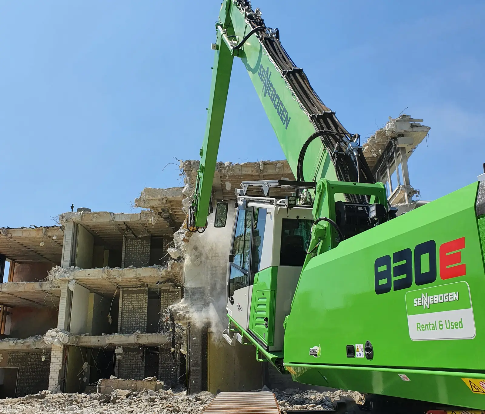 Sennebogen-Bagger beim Betonrueckbau am Schulzentrum Deggendorf