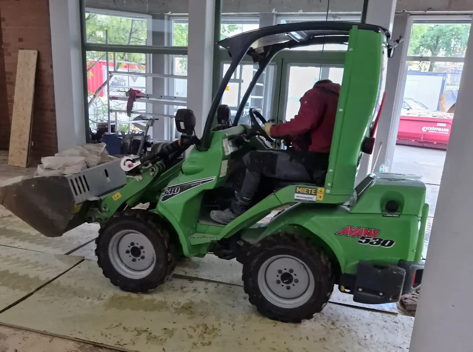 Radlader im Innenraum waehrend der Entkernung an der Wirtschaftsschule Schwabach