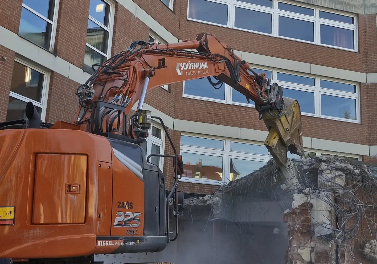 Bagger beim Rueckbau einer Fassade an der Wirtschaftsschule Schwabach